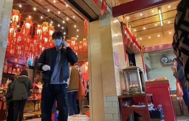 港媒曝40岁杨怡秘密有喜预产期5月,罗仲谦龙母庙祈求母子平安