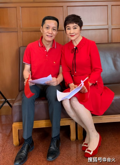 冯远征和65岁妻子罕同框,57岁冯远征反显老,相伴27年始终无子