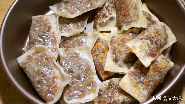馄饨皮新吃法,一半蒸一半煎,比饺子简单,外面买不到