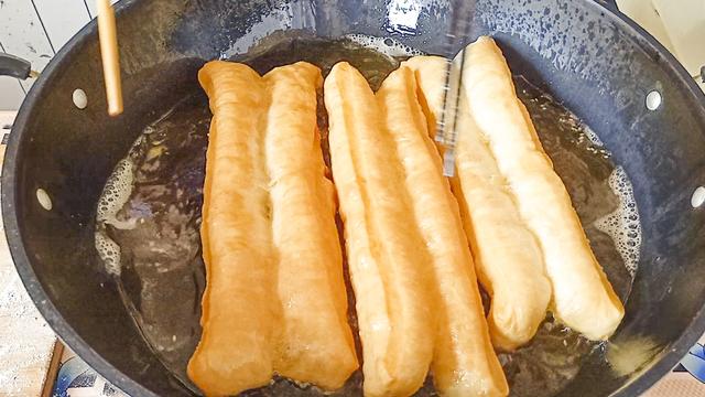 1碗面粉,2个鸡蛋,就能在家做油条,不用泡打粉,再不用去外面买了