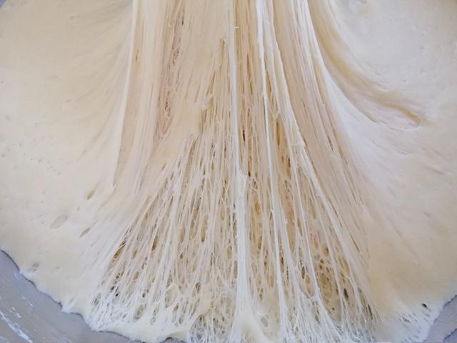1碗面粉,2个鸡蛋,就能在家做油条,不用泡打粉,再不用去外面买了