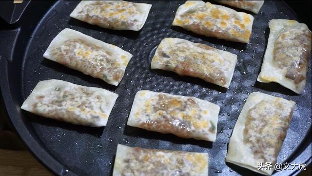 馄饨皮新吃法,一半蒸一半煎,比饺子简单,外面买不到