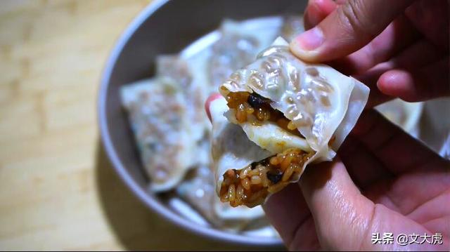 馄饨皮新吃法,一半蒸一半煎,比饺子简单,外面买不到
