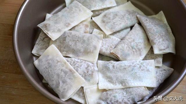 馄饨皮新吃法,一半蒸一半煎,比饺子简单,外面买不到