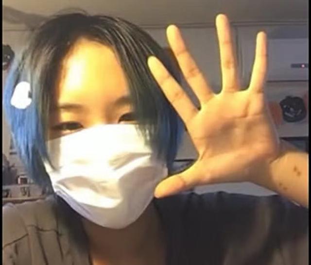王菲前夫女儿灰蓝色短发开直播 手腕处伤疤明显认与父母联络少