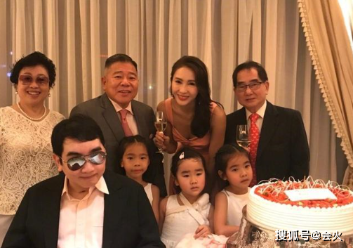 48岁黎姿过节打扮用心,不顾形象大口吃披萨,心情愉悦笑出抬头纹