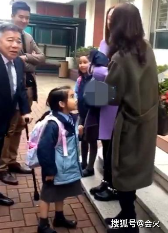 48岁黎姿过节打扮用心,不顾形象大口吃披萨,心情愉悦笑出抬头纹