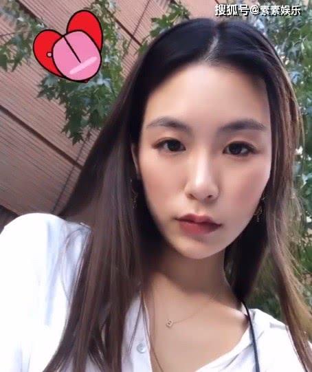 高以翔女友情人节发自拍照,做出开心的表情,暗示自己并不孤单