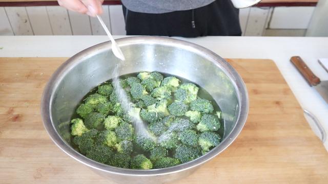 西兰花焯水后需要过凉吗?大厨:10人做9人错,难怪口感差不入味