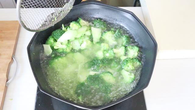 西兰花焯水后需要过凉吗?大厨:10人做9人错,难怪口感差不入味