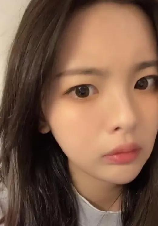 杨超越录制视频,关掉十级美颜和滤镜,纯素颜的她太真实了!