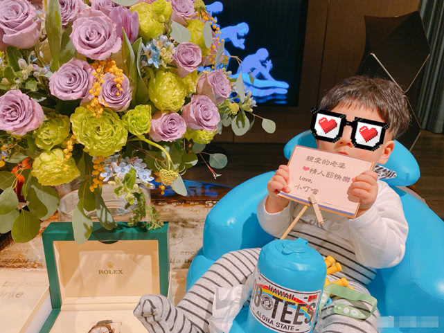 安以轩吐槽隔天才收到情人节礼物,却被网友发现亮点:壕无人性!
