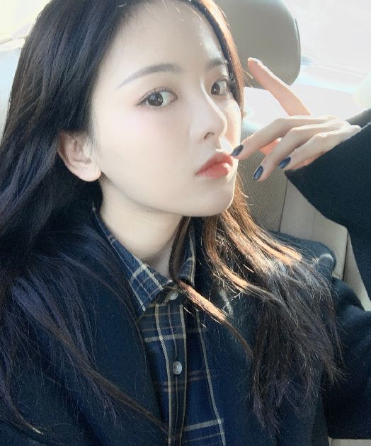 杨超越录制视频,关掉十级美颜和滤镜,纯素颜的她太真实了!