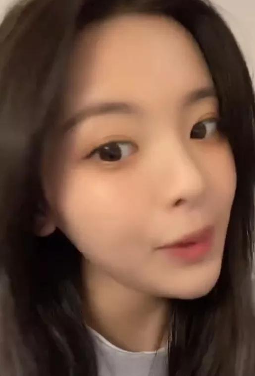 杨超越录制视频,关掉十级美颜和滤镜,纯素颜的她太真实了!