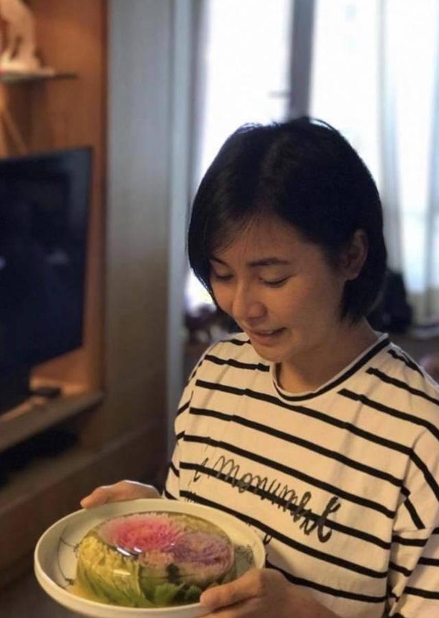 前TVB花旦因童年惨痛经历不寄希望于婚姻 周身病痛如今被宠成公主