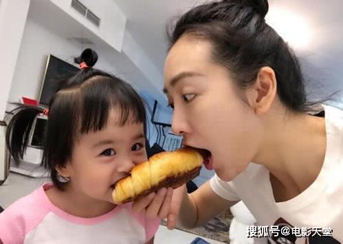 饺子男神又添一位,靳东早已被忘脑后,李现“老少通吃”!