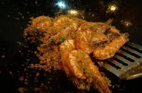 金黄爆香炒虾,酸甜可口糖醋虾,这两道大虾做法,制作超简单