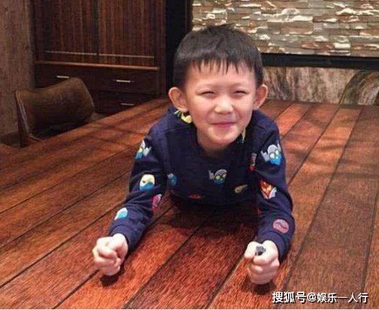 亲哥捧他13年,说台词像背课文,但拍戏却有一个条件:要带老婆