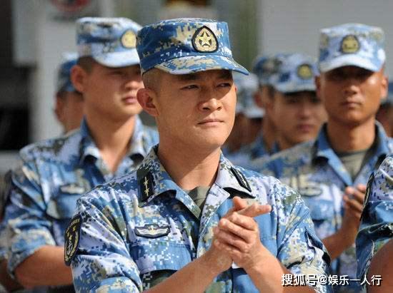 亲哥捧他13年,说台词像背课文,但拍戏却有一个条件:要带老婆