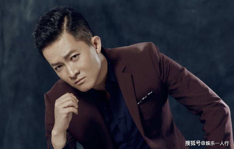 亲哥捧他13年,说台词像背课文,但拍戏却有一个条件:要带老婆