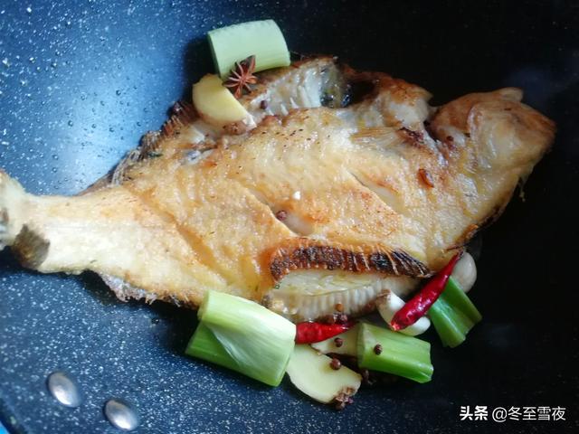 这个鱼特别适合老人和小孩吃,不用担心被刺扎到,肉嫩,味道鲜美
