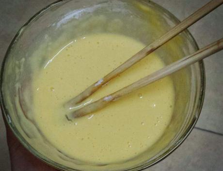 炸蘑菇时,先加鸡蛋还是先加水?掌握小技巧,蘑菇香酥脆,不油腻