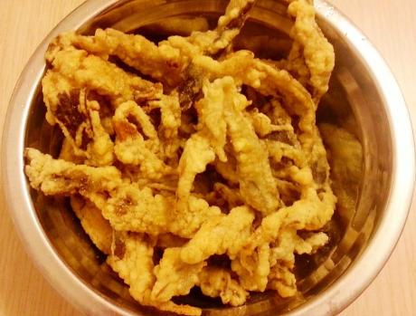 炸蘑菇时,先加鸡蛋还是先加水?掌握小技巧,蘑菇香酥脆,不油腻