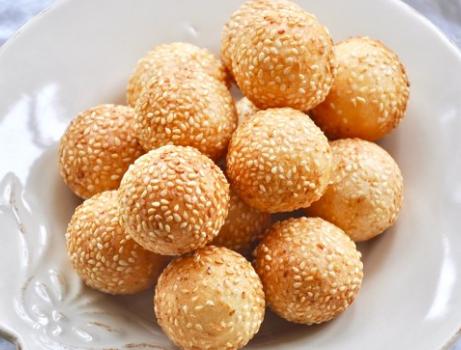 炸麻团空心酥脆有诀窍,牢记3点妙招,麻团个个空心还酥脆,好吃
