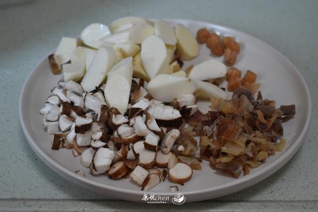 给家人做了这煲仔饭,饭菜一锅出,鲜美又营养,锅巴都吃个精光