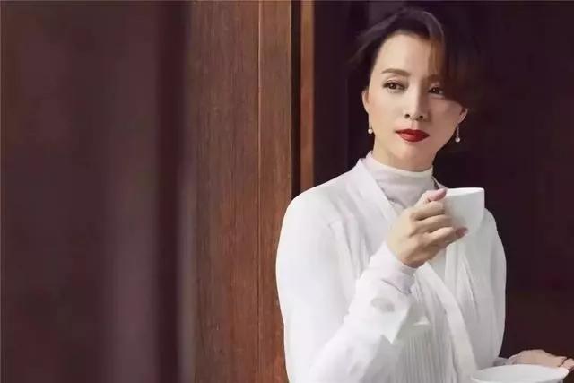 央视内部人员透露:董卿没有离开央视,正积极录制和武汉相关节目