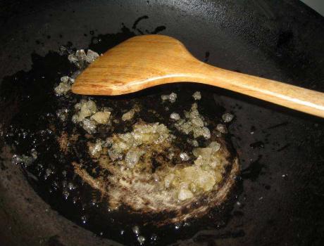 做红烧肉时,先焯水还是先过油?大厨:做对了,肉香醇软烂还不腥