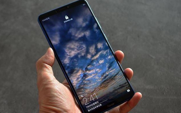 华为彻底发飙!5000毫安+液冷+128GB,从3199元跌至1599元