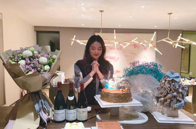 王文也庆生红酒一瓶4万5,女儿高调炫富,她老爸公司却巨亏39亿多
