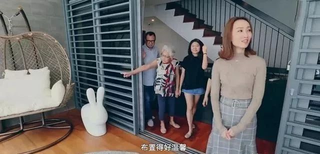 “欢喜哥”千万豪宅曝光,游泳池横跨整个客厅,移民新加坡卖奶茶