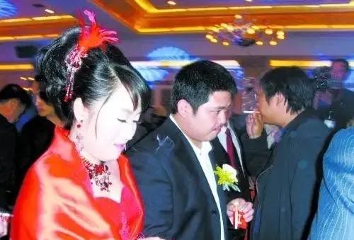 同爹不同命,赵本山大女儿过普通人生活,小女儿当网红不省心