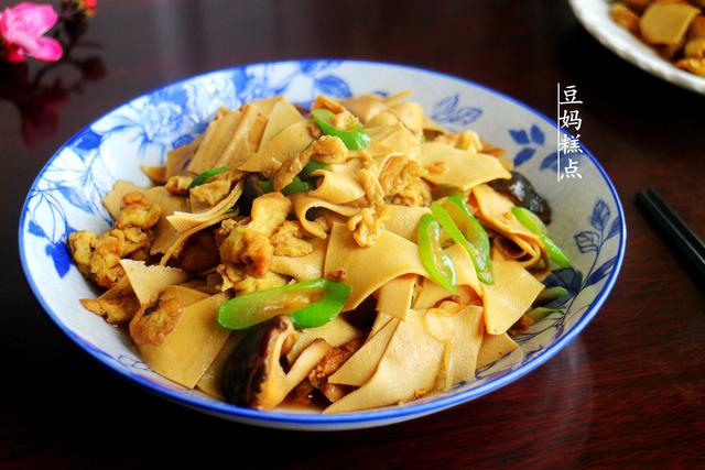 豆腐叶跟它一起炒最香,软嫩味足,就着汤汁儿子能吃一碗饭