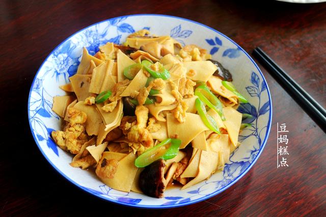 豆腐叶跟它一起炒最香,软嫩味足,就着汤汁儿子能吃一碗饭