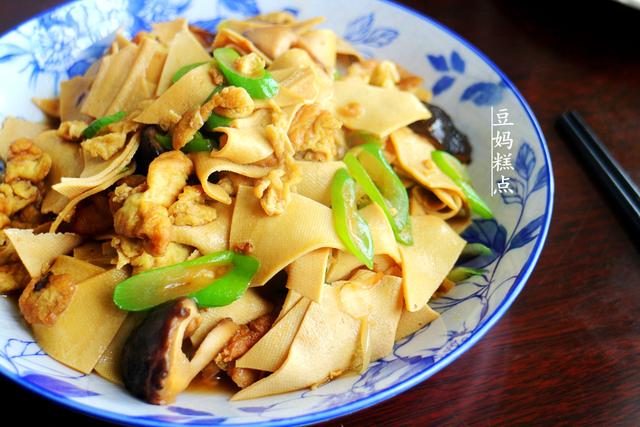 豆腐叶跟它一起炒最香,软嫩味足,就着汤汁儿子能吃一碗饭