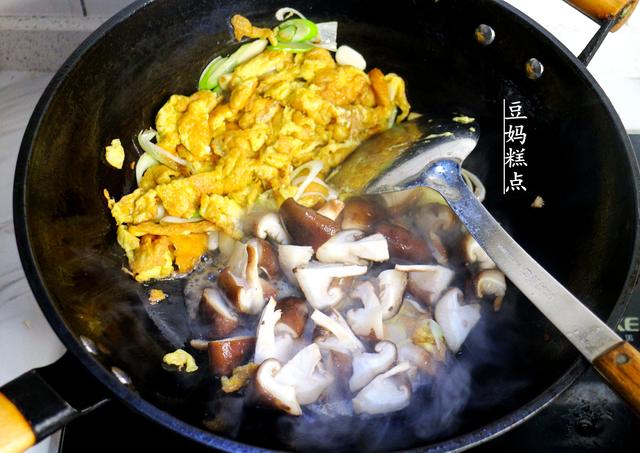 豆腐叶跟它一起炒最香,软嫩味足,就着汤汁儿子能吃一碗饭