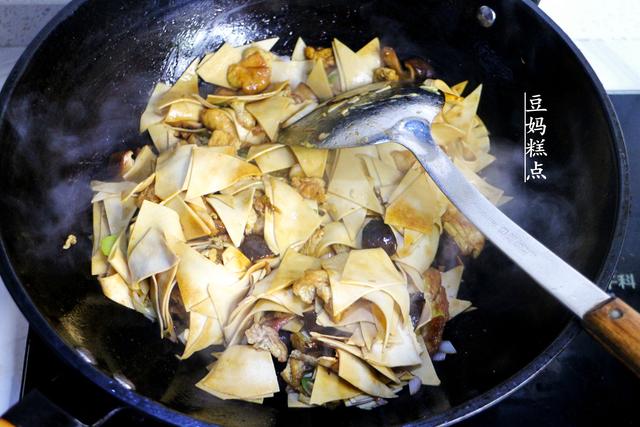 豆腐叶跟它一起炒最香,软嫩味足,就着汤汁儿子能吃一碗饭
