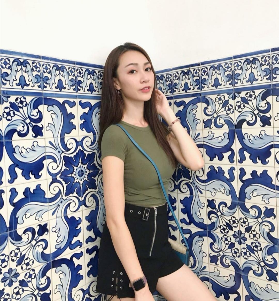 港姐冠军黄嘉雯晒美照,网友竟吐槽手太长?本尊亲自回应了