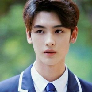 他是男版李一桐,出道演5个男主抢杨幂戏份,背靠章子怡资源逆天