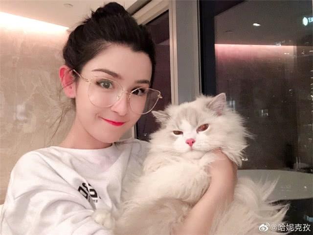 陈赫黄晓明被曝出轨同一美女,两人发文辟谣,但他们老婆却都沉默