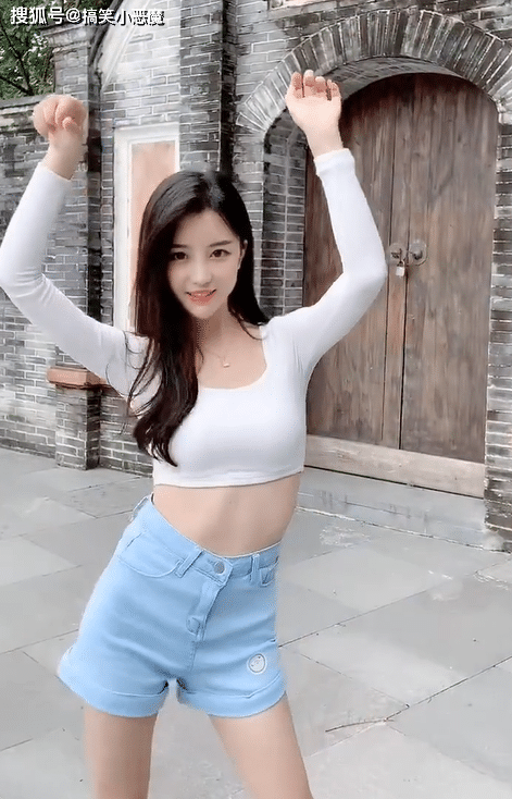 搞笑GIF趣图:刚从水中走出的妹子都特别好看而且美丽?
