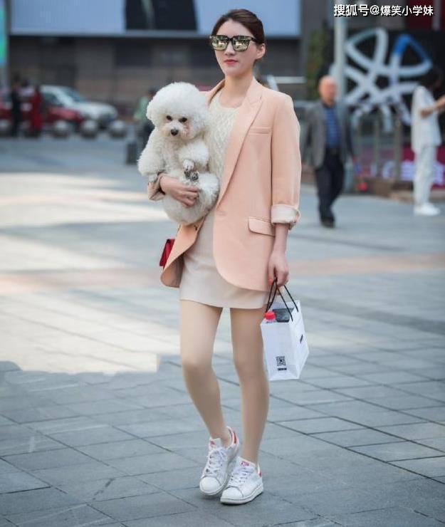 爆笑GIF图:这么多漂亮的小妹子,我喜欢第二个