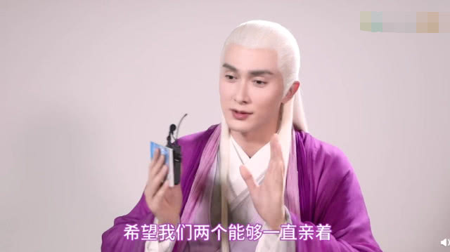 《枕上书》吻戏花絮曝光,高伟光热巴成连体婴儿,热巴无辜被踩脚
