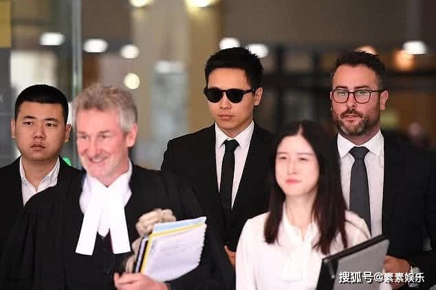 高云翔正式解除侵犯嫌疑?与王晶一起出面受审,手拿咖啡心情好