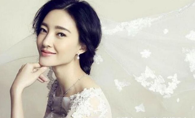 他宠了王丽坤8年,最后却娶了认识4个月的女星,还是奉子成婚!