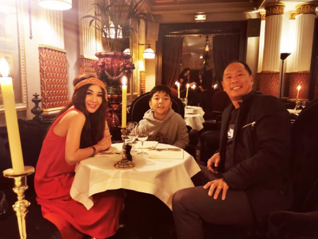 温碧霞一家三口游巴黎,吃烛光餐,老公儿子面前不停撒娇难掩幸福