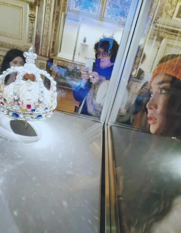 温碧霞一家三口游巴黎,吃烛光餐,老公儿子面前不停撒娇难掩幸福